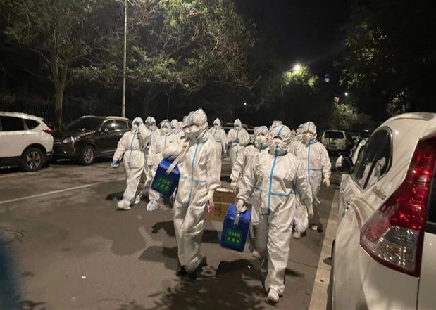 1634894155531378.jpg 安宁区纪委监委协助医护人员进驻封闭小区开展核酸检测.jpg