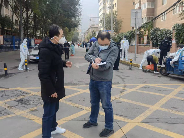 1634894077830733.jpg 兰州市纪委监委干部下沉一线详细询问疫情防控情况。.jpg