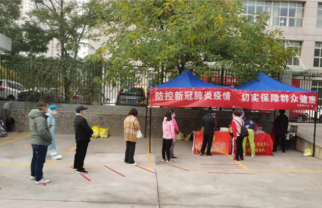 1634894095585926.jpg 城关区纪委监委各监督检查组督促各街道核酸检测点落实“一米线”制度。.jpg