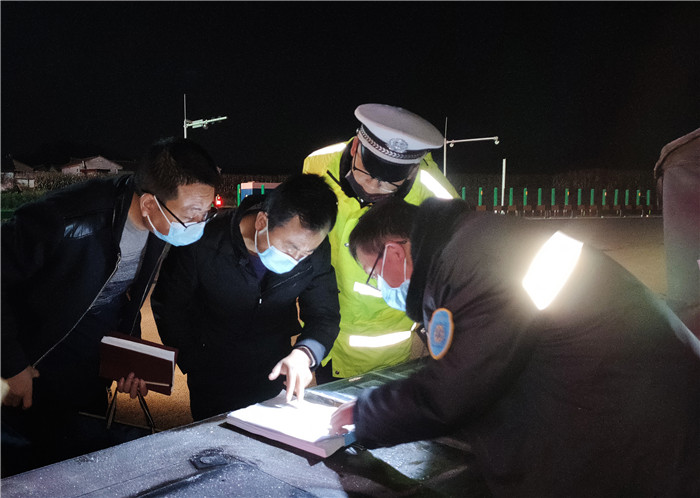 平凉市纪委监委工作人员督查华亭北高速路出入口，查看24小时值班值守、健康码查验、体温测量、信息登记等情况。_副本.jpg