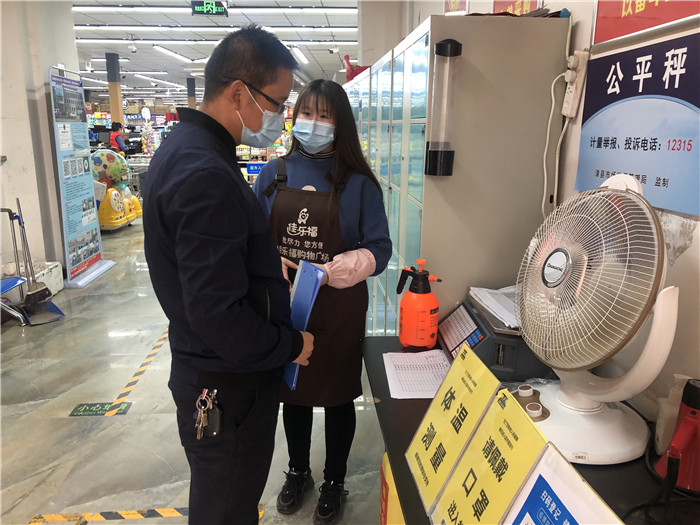 10月24日，定西市漳县三岔镇纪委督导检查镇区佳乐福超市疫情防控责任落实情况，督促市场监管所加强监督检查管理_副本.jpg