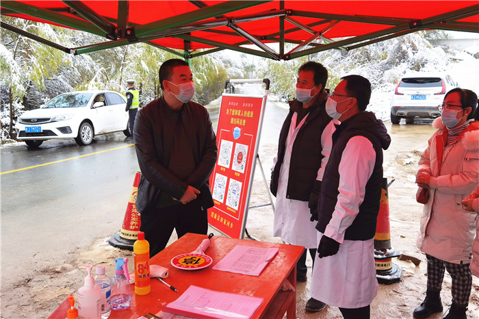 10月26日，渭源县纪委监委第四纪检监察室在田家河乡元古堆村疫情防控监测点开展监督检查（拍摄：万先锋）_副本.jpg