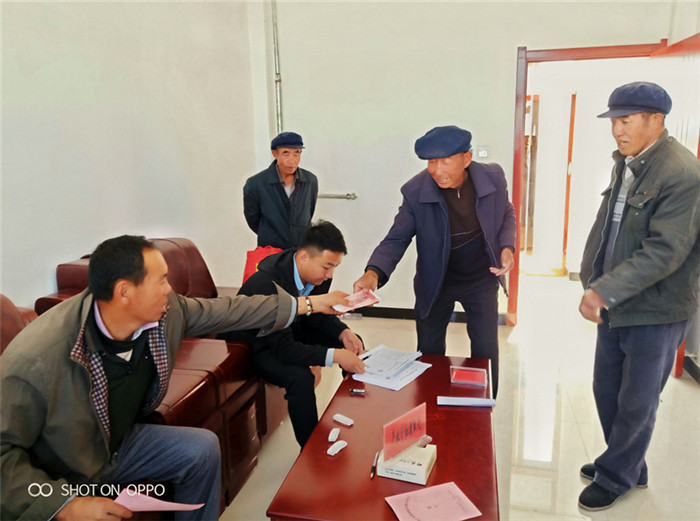 张掖市山丹县老军乡纪委工作人员现场监督到户产业扶持项目分红资金落实情况。.jpg