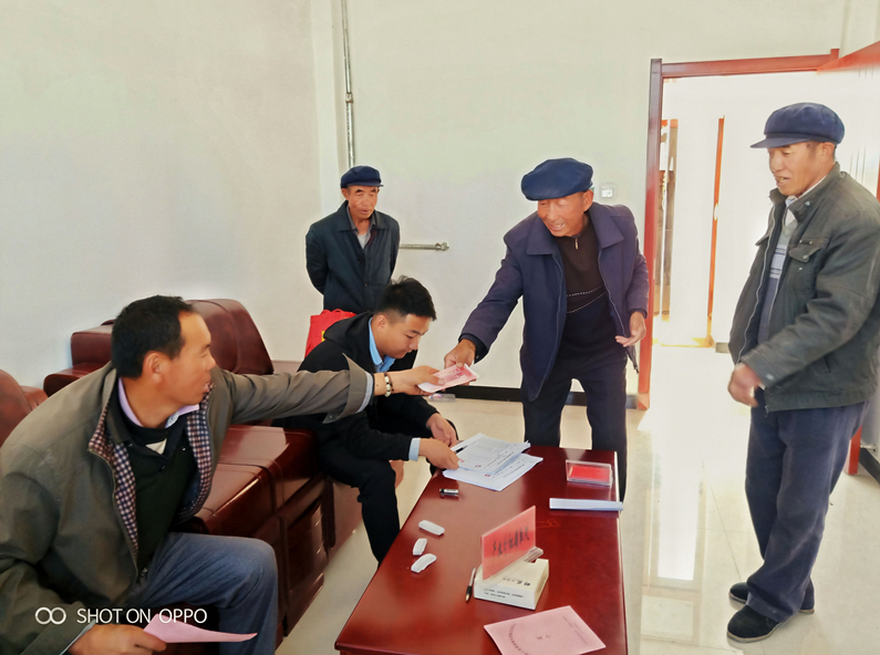 老军乡到户产业扶持项目分红资金落实现场_副本.jpg